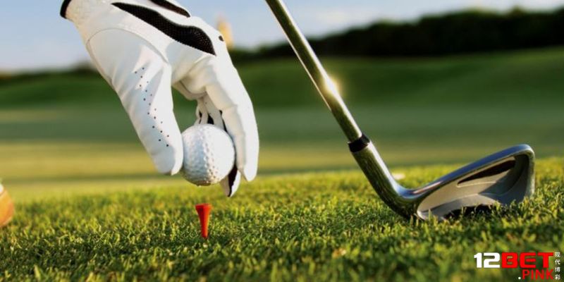 Chơi Golf ở vị trí nằm trên sân 